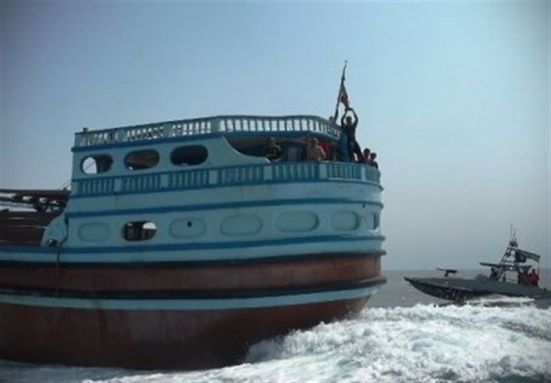 توقیف یک فروند شناور با ۲۵۰ هزار لیتر سوخت قاچاق توسط نیروی دریایی سپاه