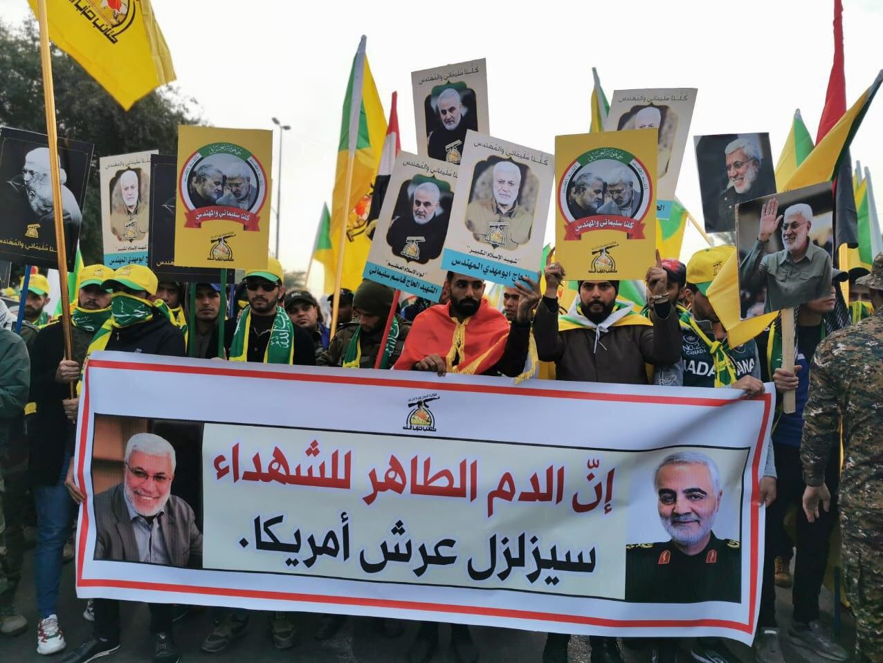 تشییع پیکرهای شهید سلیمانی و شهید المهندس بر روی دوش هزاران عراقی